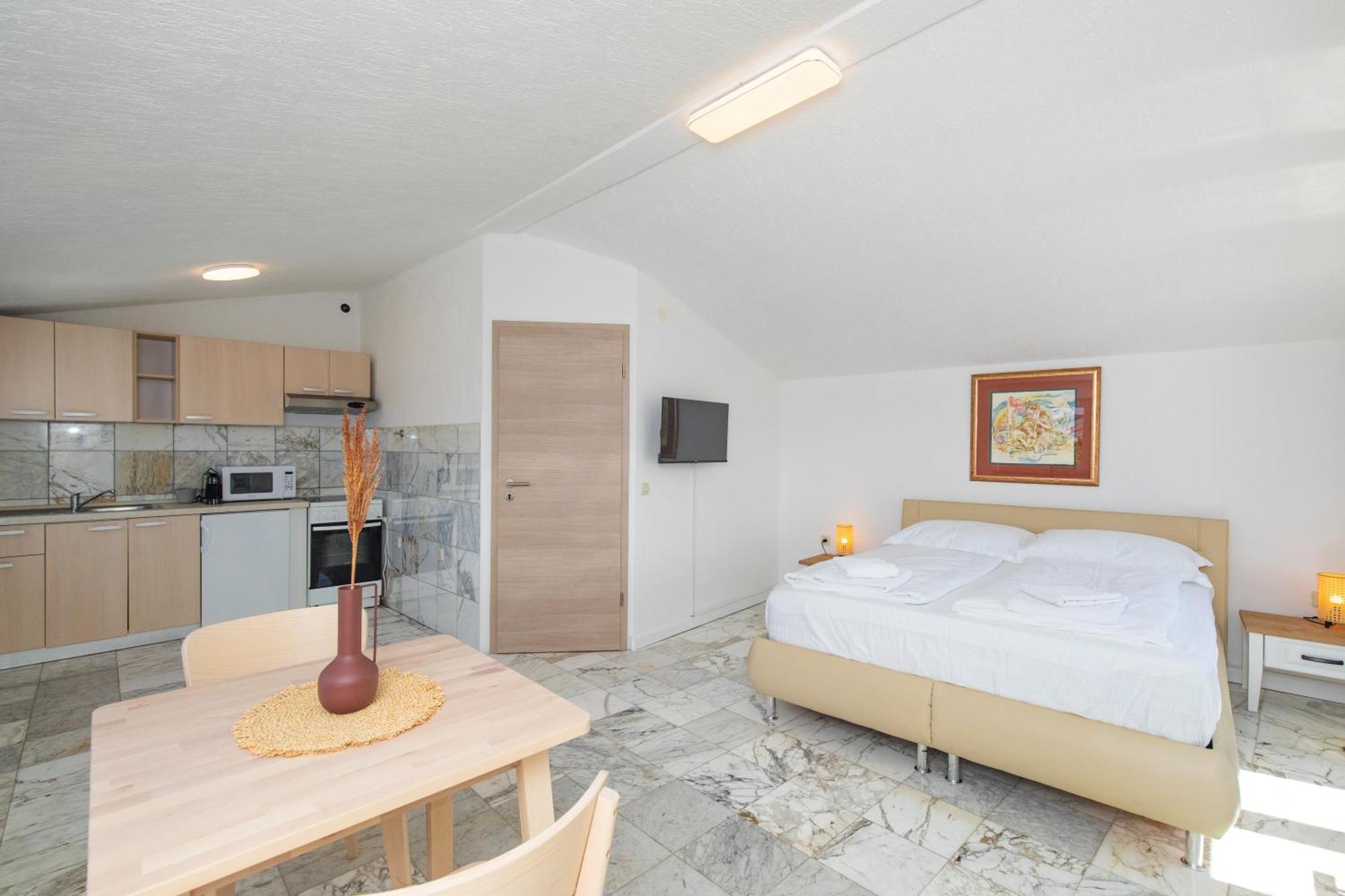 Apartments Soul Krk Town Exterior photo